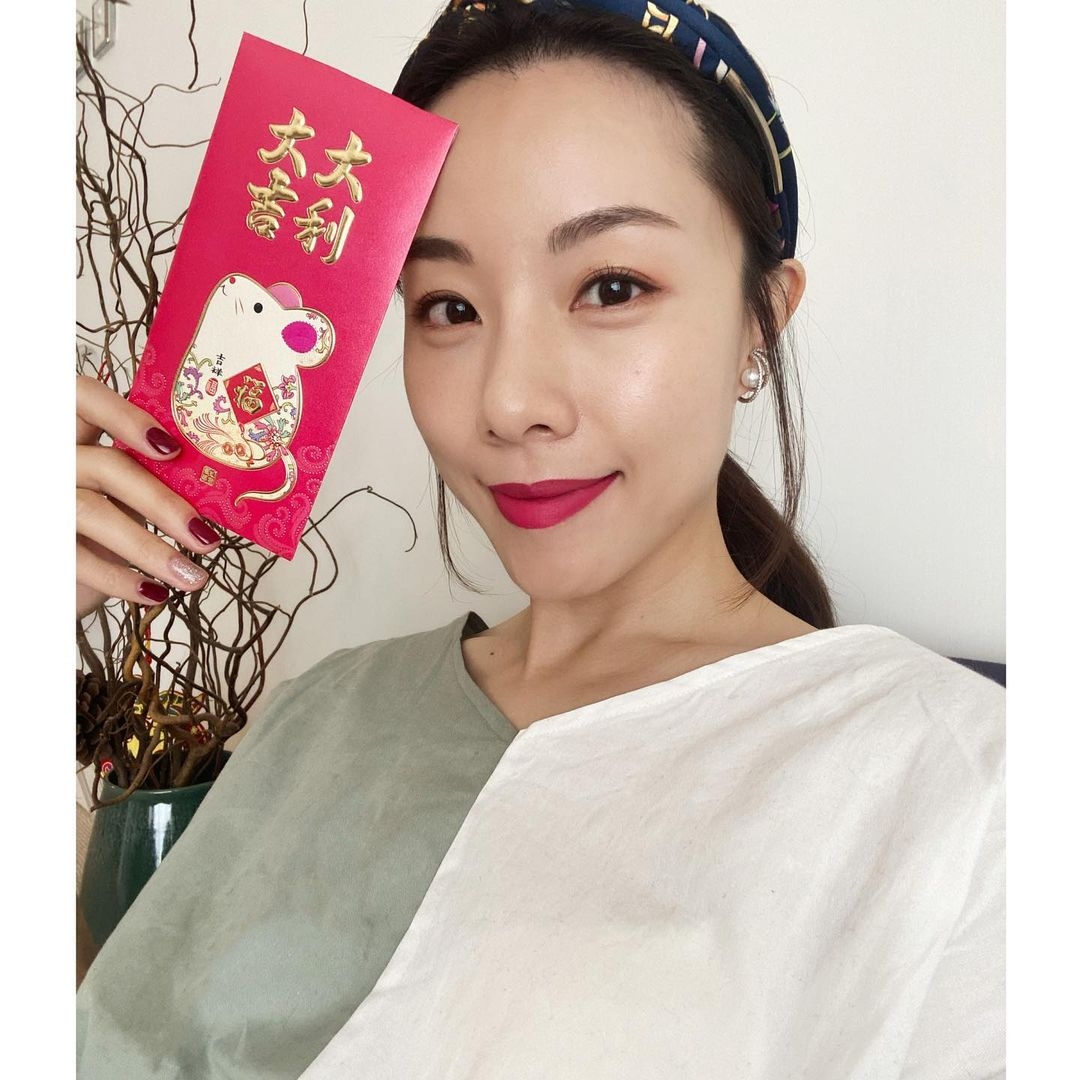 Stephy 一年裡幾乎只有新年才會化上大紅唇,
