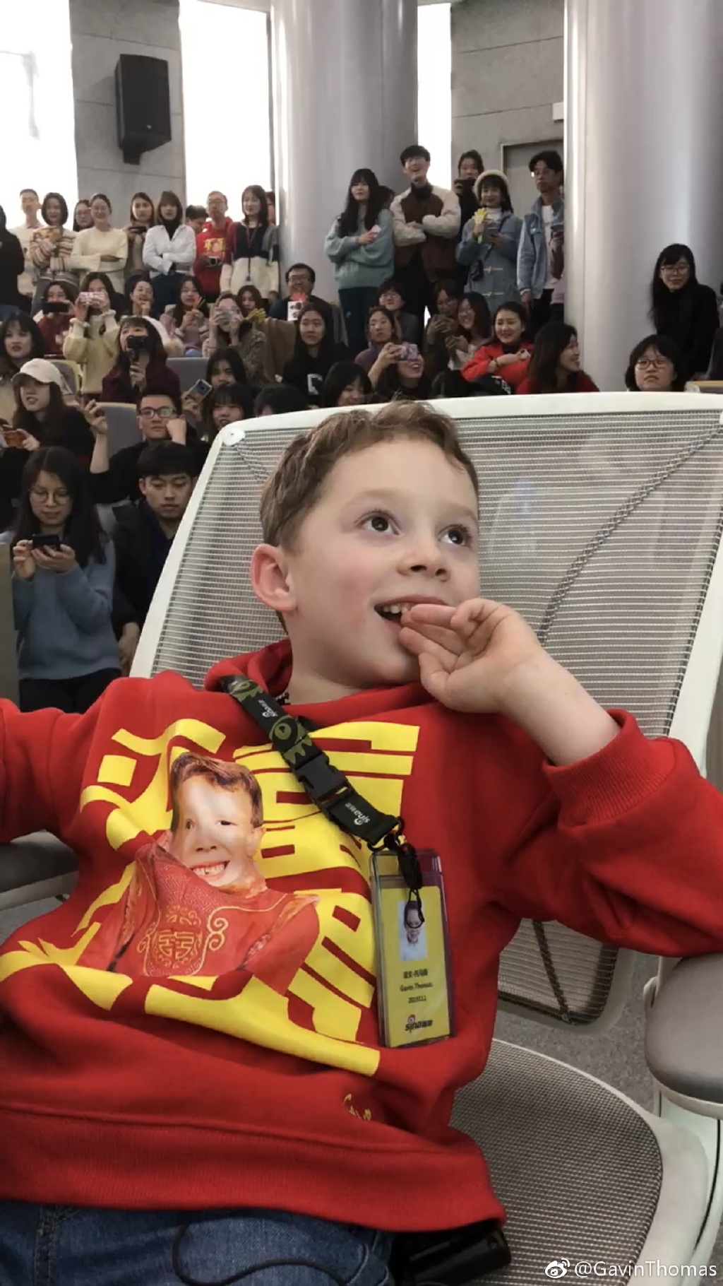 內地的經理人團隊一看到 Gavin 在中國高人氣,就紛紛看準商機,為年紀小小的 Gavin 在內地開微博、搞粉絲活動!