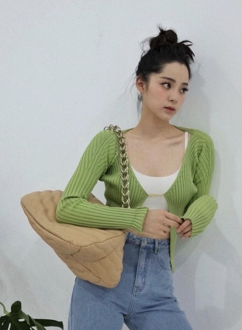內地女星歐陽娜娜就被指穿搭跟 Jennie 十分似。二人皆穿上了 Jacquemus 的牛油果綠色針織冷衫