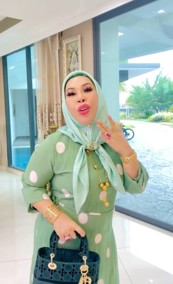 Ahmad 則表示對 Hasmiza 的感情絕對真心,並非為了利益