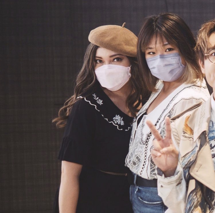 不過，向來搞鬼幽默的Serrini上載合照時卻故意剪走林家謙的臉～