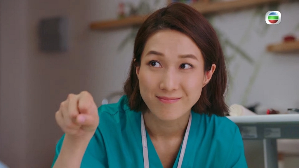 而劇集的其中一個亮點,就是於2018年誕下第二胎後再度復出的鍾嘉欣!不少網民都大讚嘉欣「生完一樣咁靚」,更指已為人母的嘉欣飾演兒科醫生更能夠演活角色