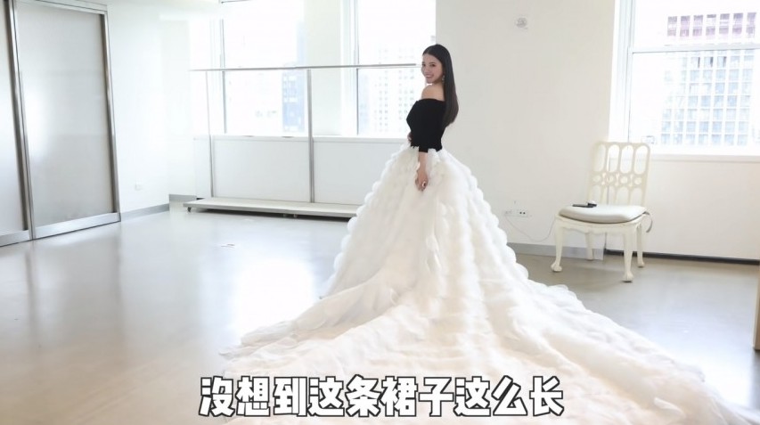 余晚晚這件來自 Oscar de la Renta 的高訂服,整個超長的裙擺是用了 25,000 片花瓣縫上的