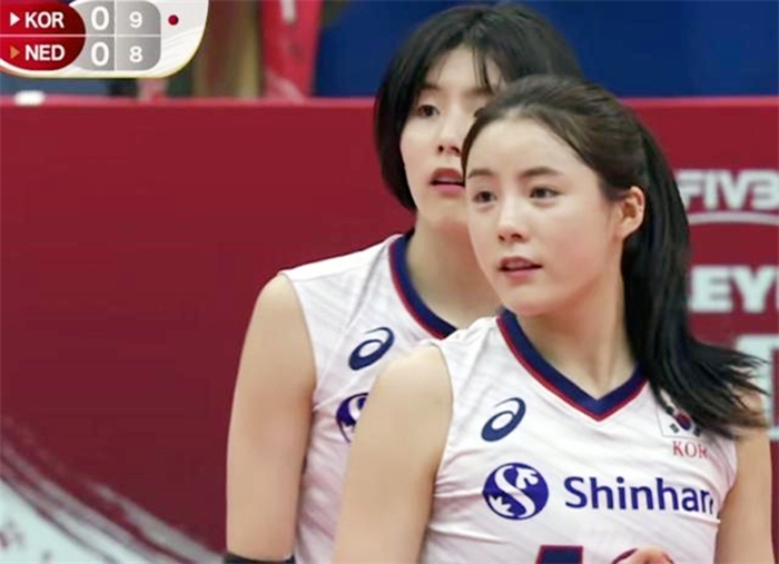 李多英的排球隊隊友在早前計劃自盡被救回,後來就傳出她和雙胞胎姊妹李在英在球隊內欺負別人