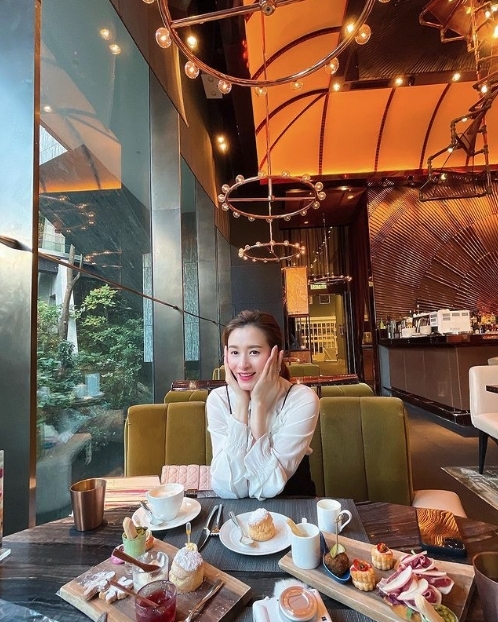 Jess不時相約好姊妹吃下午茶,過著生活無憂的少奶奶生活。