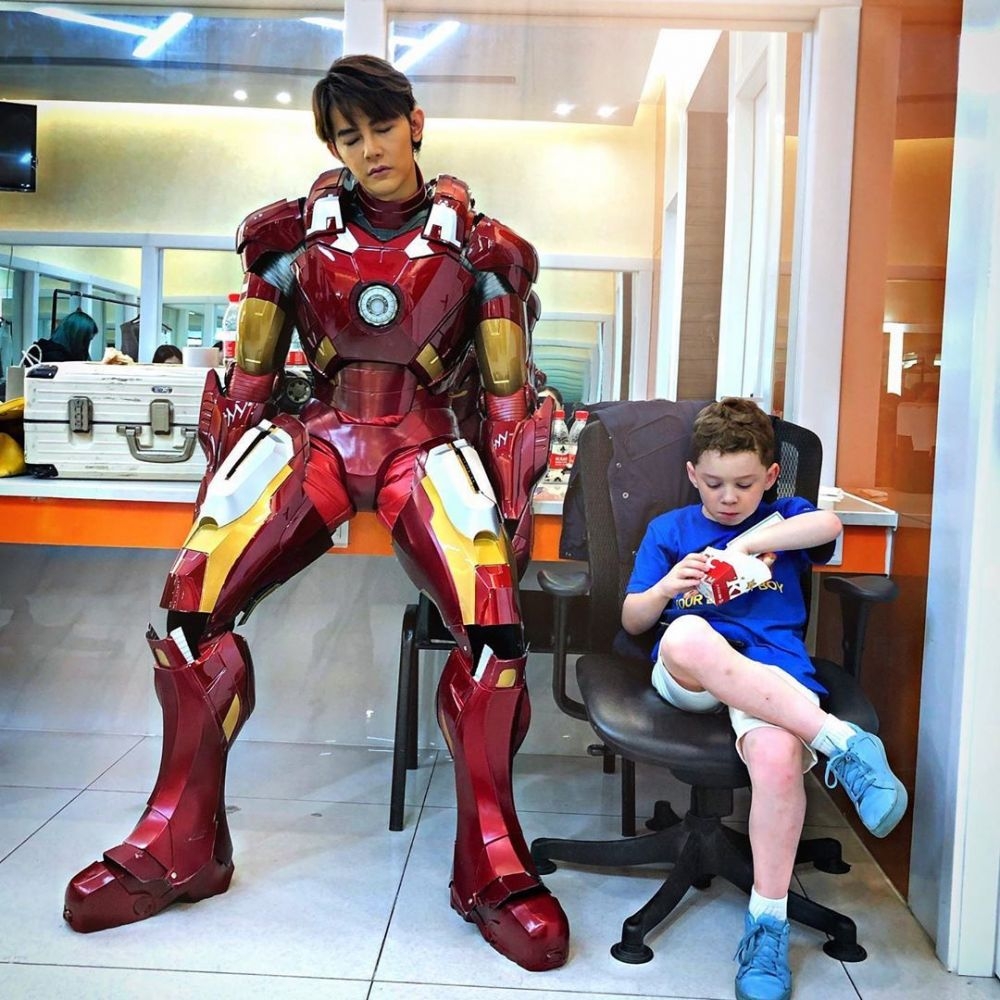 而每次只要有鏡頭對著的時候, Gavin 亦會敬業地露出經典的燦爛笑容,不過在鏡頭移開後就會迅速變臉,收起笑容。