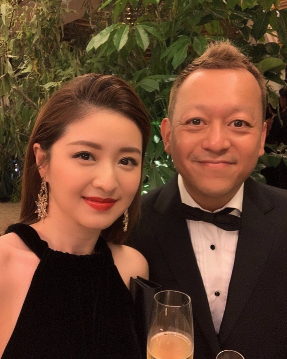 現年37歲的徐淑敏(Suki)2009年與比她年長12年的飲食業界才俊黃浩閃婚並誕下三名女兒