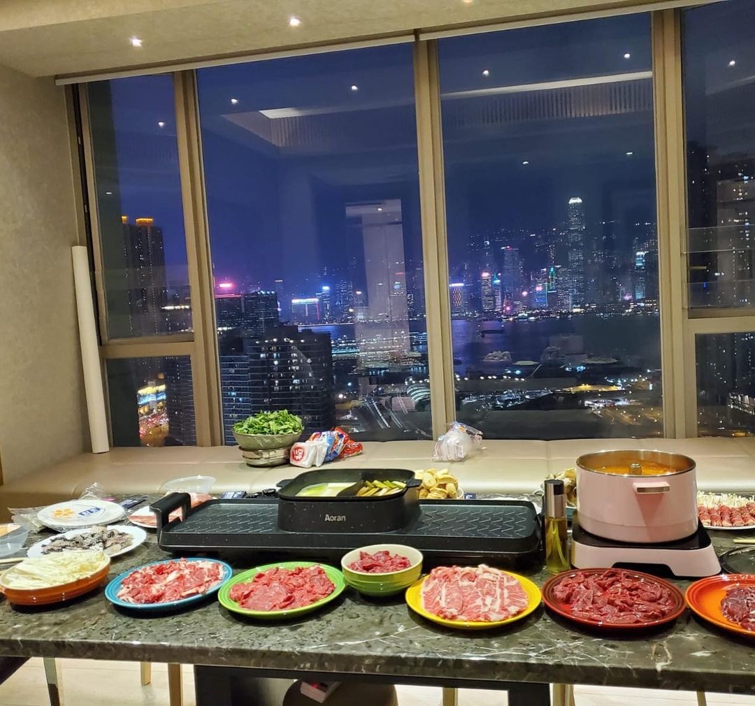 張韋怡豪宅大廳亦擺放了一張超長雲石餐枱極具奢華