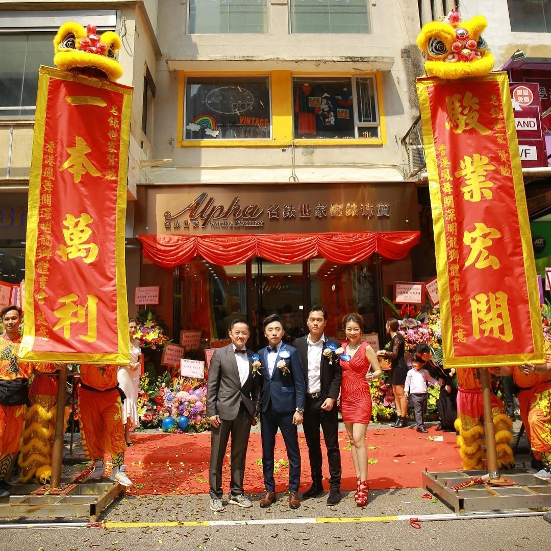 張韋怡的老公非常愛錫她,上年老公更打本給張韋怡與好友合資千萬開設錶行