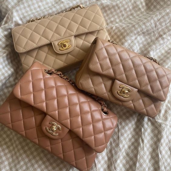 根據《BOF》的報導,Chanel 日前就推出了全新限購政策,並已於英國、韓國等地正式實行!限購政策列明,每位顧客每年只能購買品牌中最具人氣的「Classic Flap Bag」或「Coco Handle」其中一款