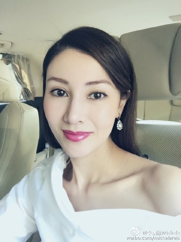 李嘉欣的生活照反而更美,素顏加上陽光已經有滿滿的「仙氣」