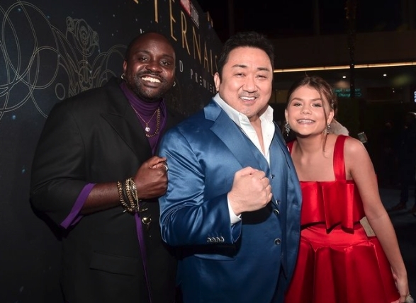 韓國演員馬東石也穿著藍色的西裝亮相,他指自己首次晉身荷里活感到興奮