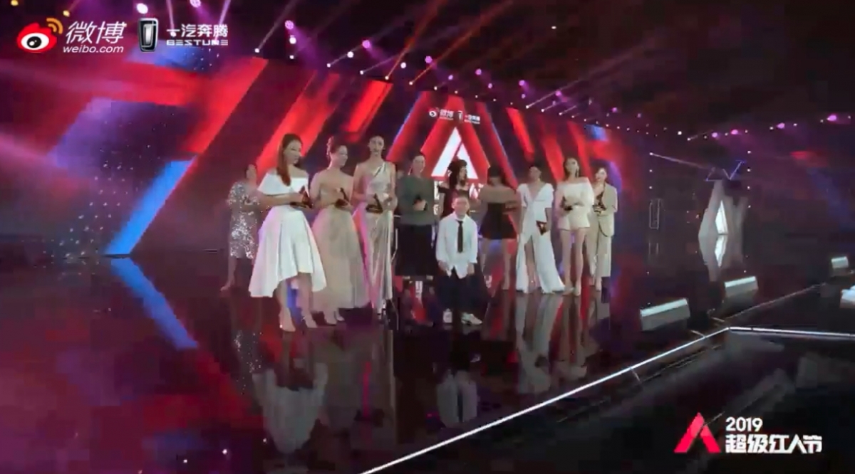 曾經有不少網民分享過 Gavin 出席公開活動的後台照片,照片中只見 Gavin 顯得一臉疲倦、面容憔悴的模樣,令粉絲們相當心疼!