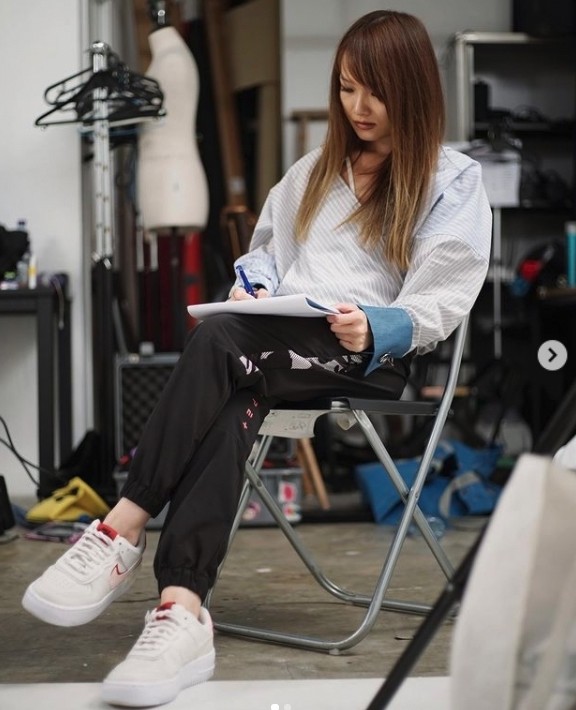 雖然該女子於合照中戴著口罩,不過眼利網民很快就洞悉到原來柳爺的新女友原來正正是香港女子跳高運動員楊文蔚的經理人Grace Mak!