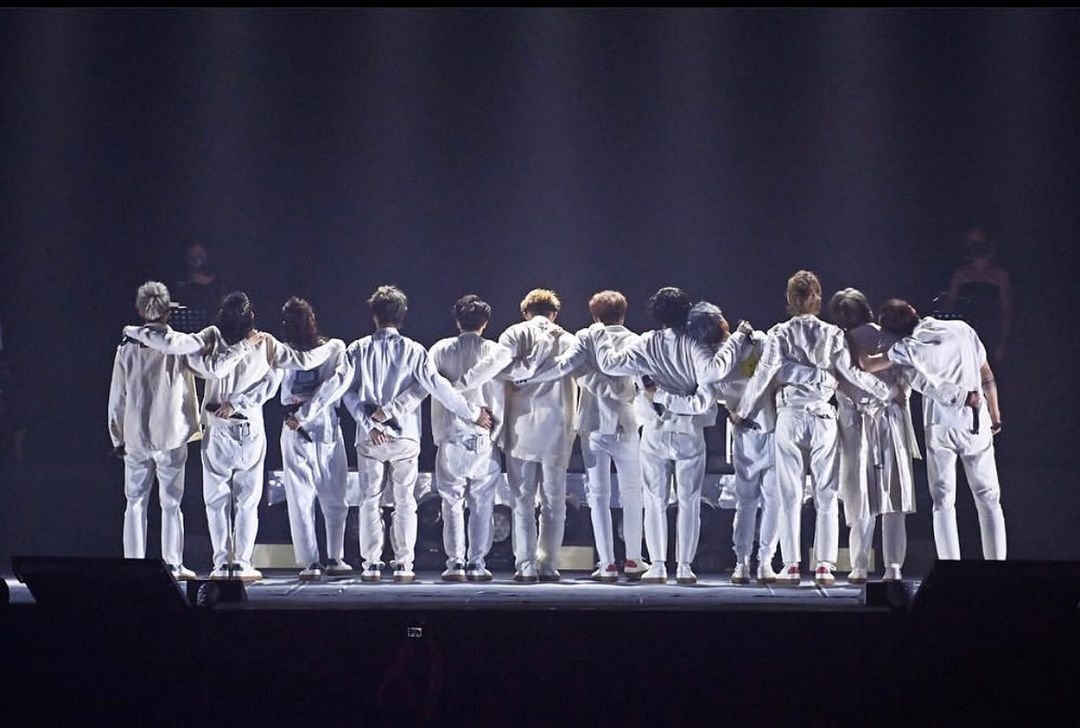 網民對於 Mirror 拆夥的反應亦相當不一,有人認為現在基本上與獨立發展無異,有人則認為以 Mirror 現在的風頭,根本找不到任何理由拆夥!