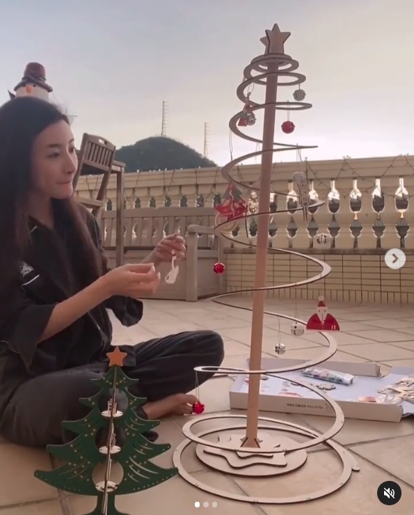 雖然貴為幸福少奶奶,不過林夏薇依然會親力親為照顧愛犬,最好的遊樂場當然是自己的豪華天台啦!