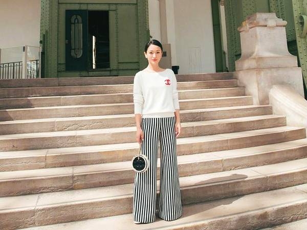 天后級的人物周迅竟然也曾經和 Jennie 撞衫一件Chanel 的白色 Logo 毛衣