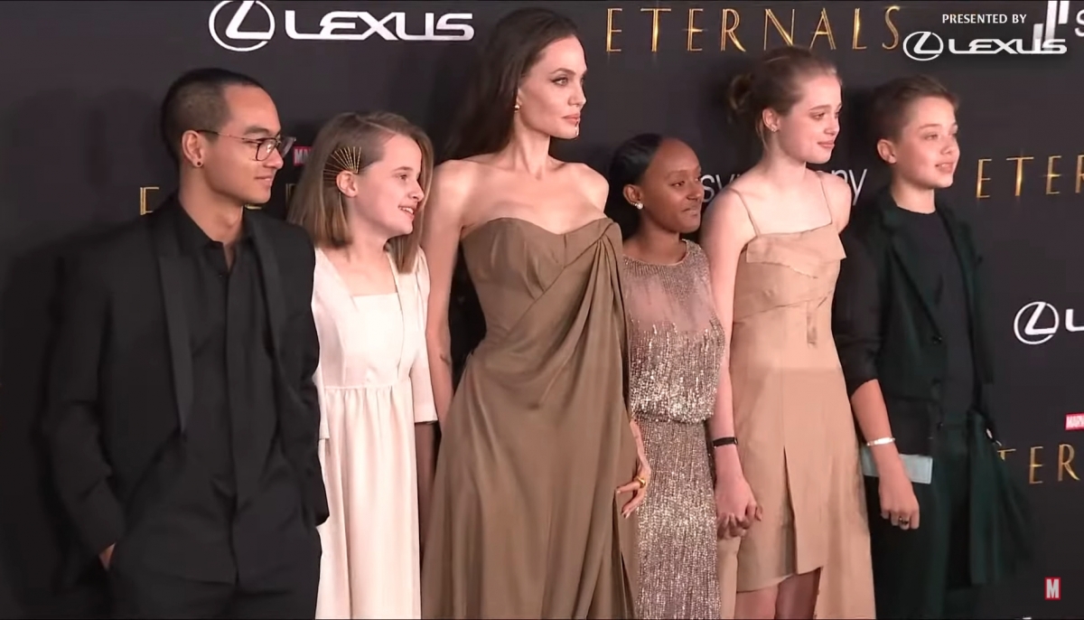 Angelina Jolie的16歲養女 Zahara,則穿上了媽媽於2014年出席奧斯卡頒獎禮的銀色晚禮服