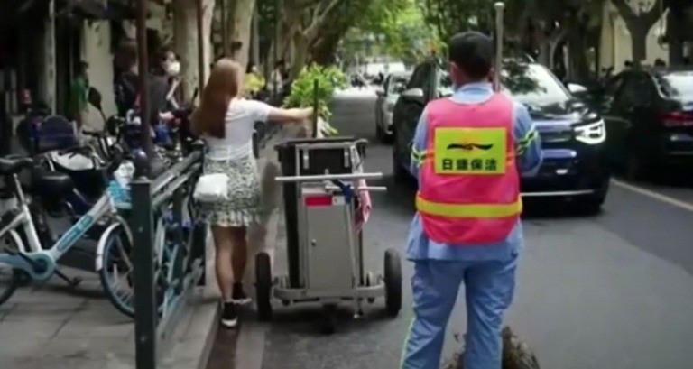 中國新聞亦拍下了人群的「搶菜潮」,指不少為了Prada紙袋的人購買了食材