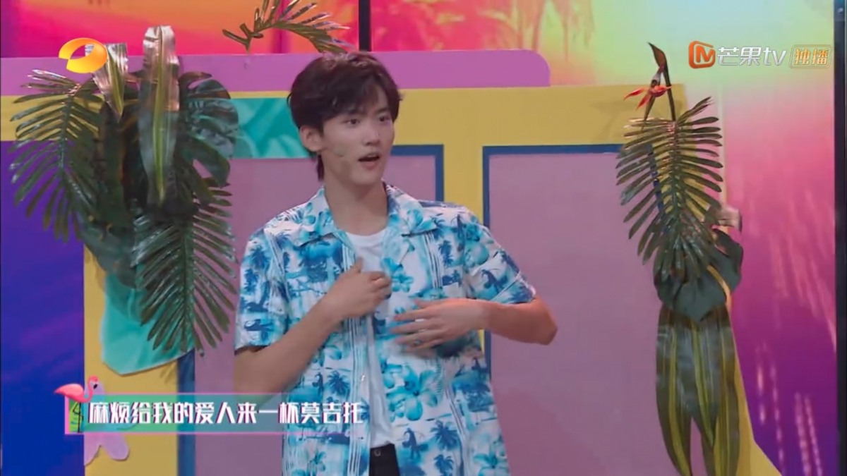 其中一幕楊冪碰到周柯宇的手,男方表現害羞!