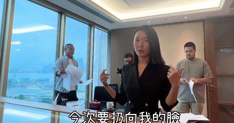 辦公室窗外能看到AIA摩天輪,看來辦公室坐落地段也是CBD