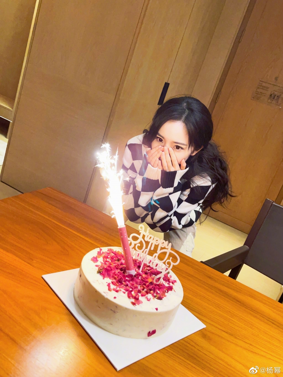 楊冪9月12日35歲生日時,周柯宇亦高調在微博發文,為楊冪送上祝福!