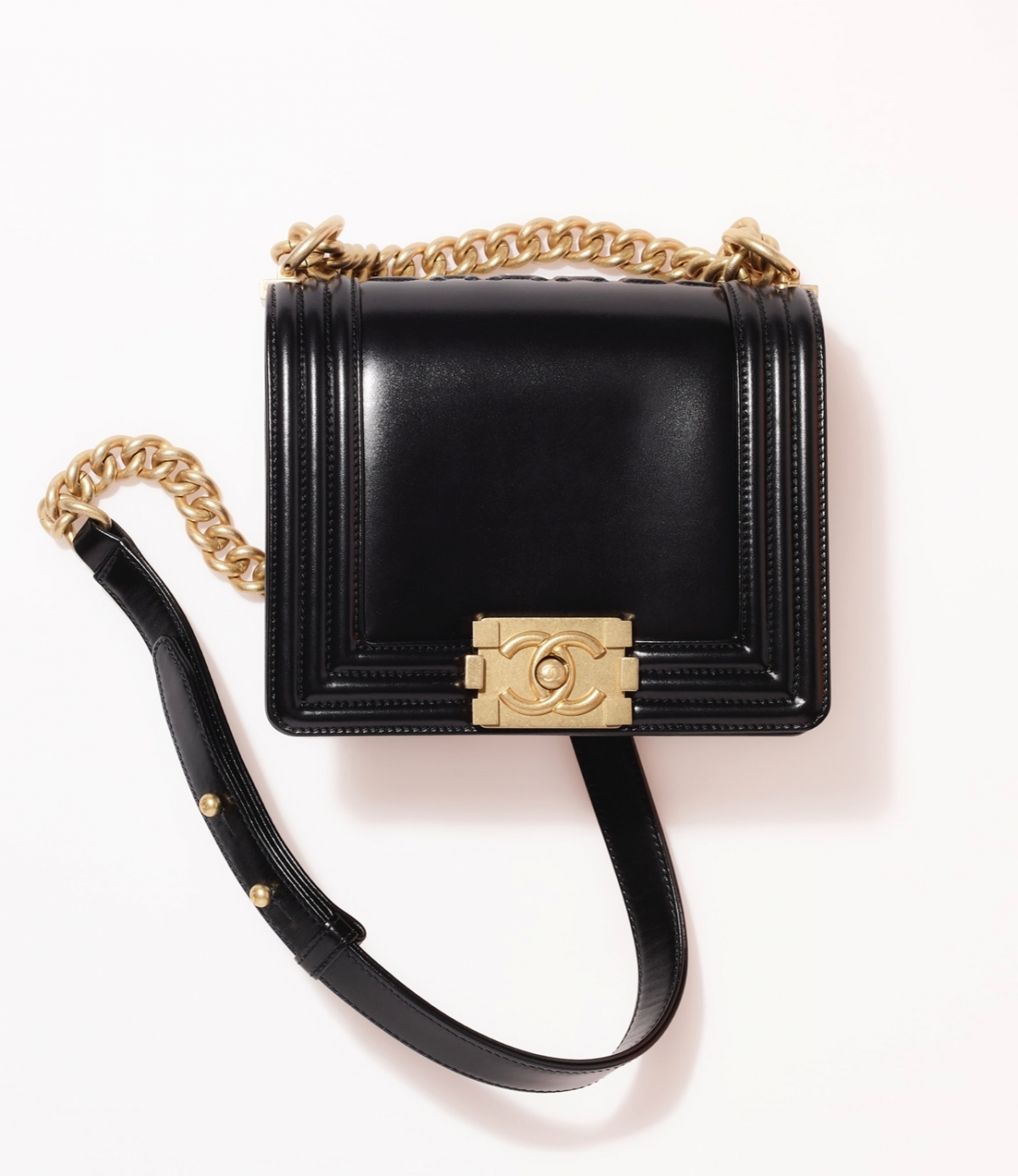 翻蓋上印有CHANEL 字眼