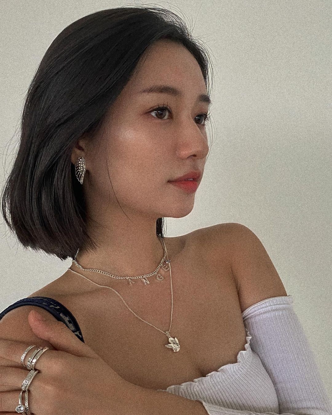 不少網民也想不到，外表精緻甜美的秋雯，竟然也有對自己「容貌焦慮」的時候！作為一個靠樣搵食的網美，靚樣絕對是秋雯的生招牌！