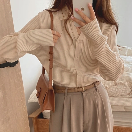 上身穿了米白色直紋V領上衣,配搭深啡色的垂感西裝褲~