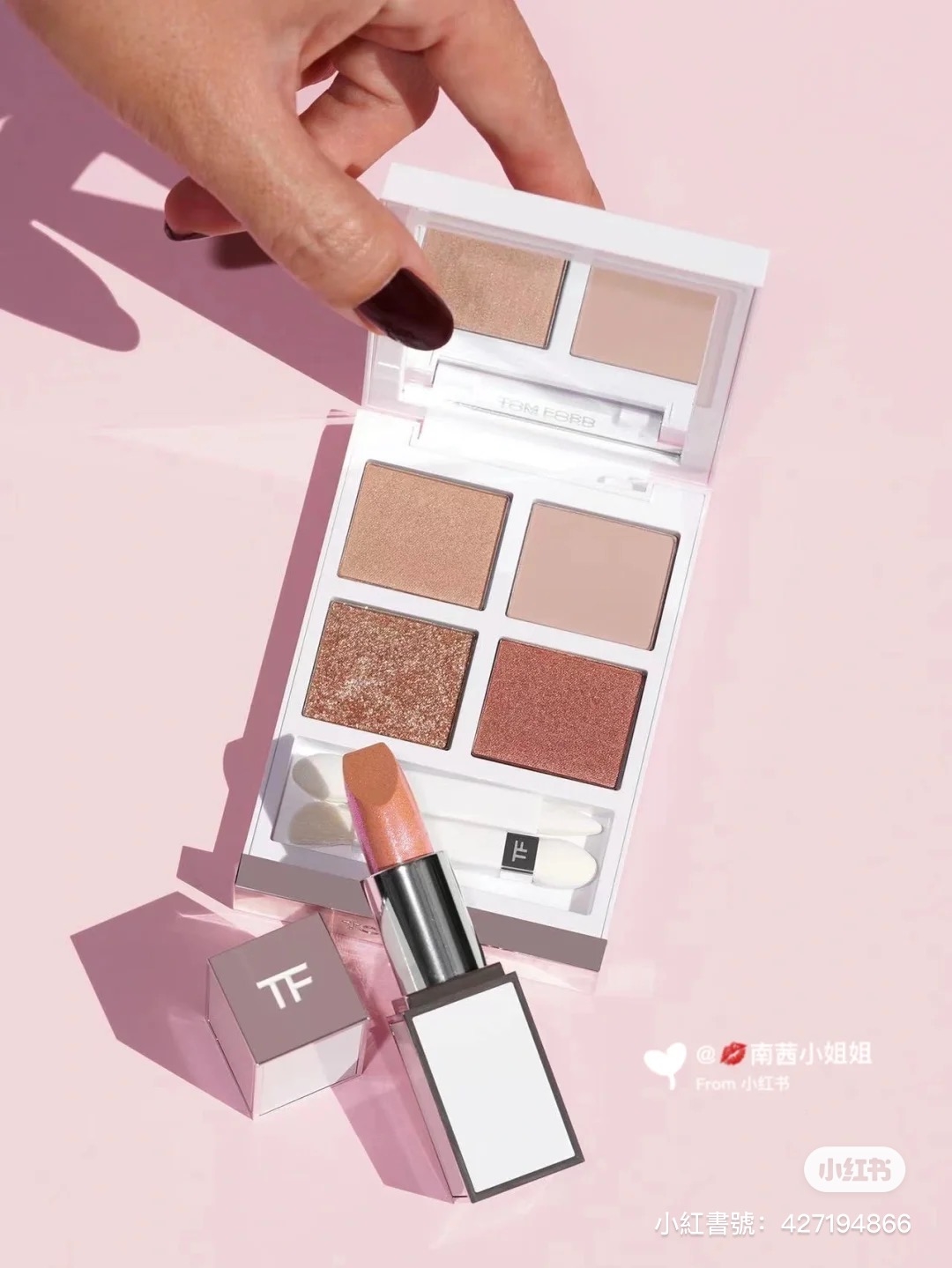 TOM FORD BEAUTY全新限量SOLEIL NEIGE系列的香檳玫瑰色系的眼影和潤唇膏,能化出讓男生無法抗拒的微醺粉嫩光暈!