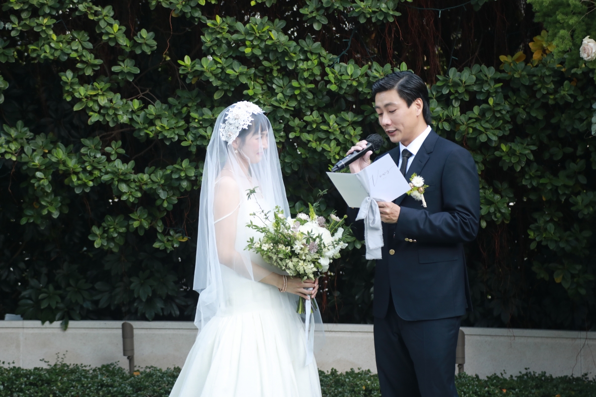 在丈夫宣讀誓言時目不轉睛甜笑著