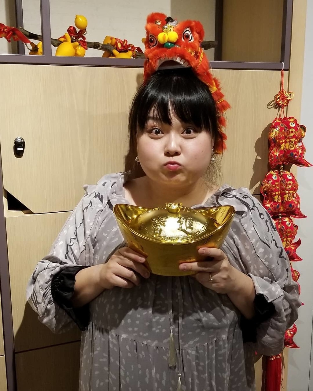 人陳嘉佳(細細粒)在 TVB 拍劇多年,近年直斥無綫片酬低