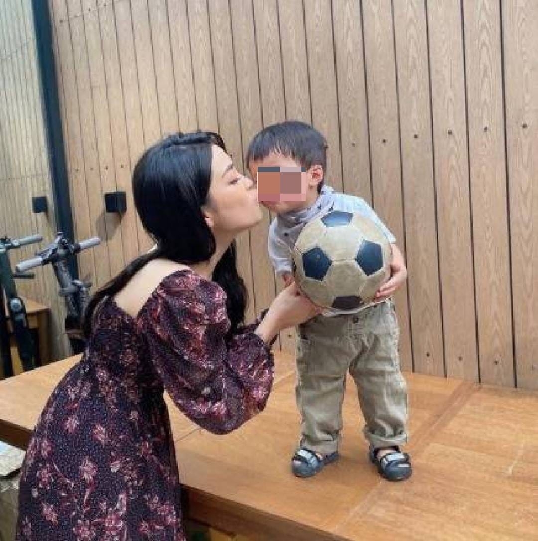 安希婷親吻兒子