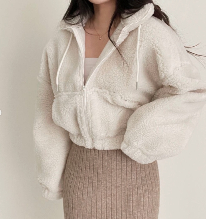 下身只需配搭不同深淺度的大地色系短裙,就能增加整體造型的一致感!