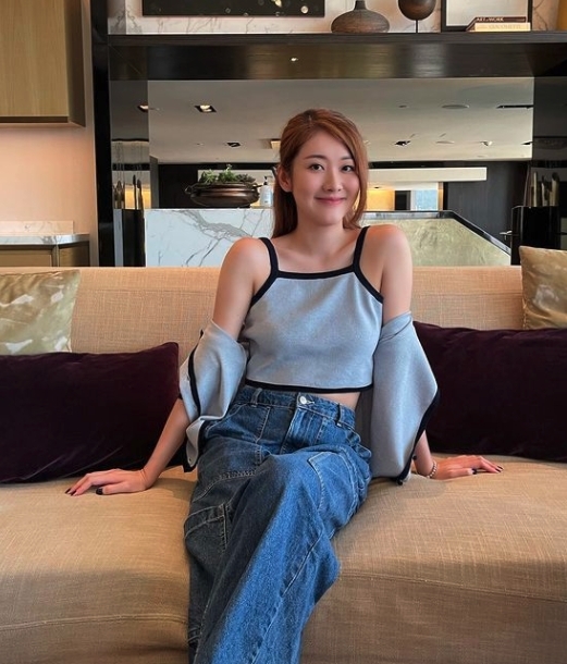 華姐冠軍出身的 TVB 藝人鄧佩儀(Gloria)入行八年