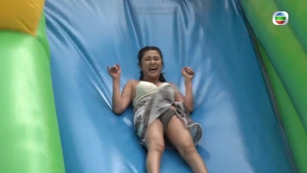 江嘉敏下半身就繫上了絲巾,似乎是想遮住下半身的腰線和大腿