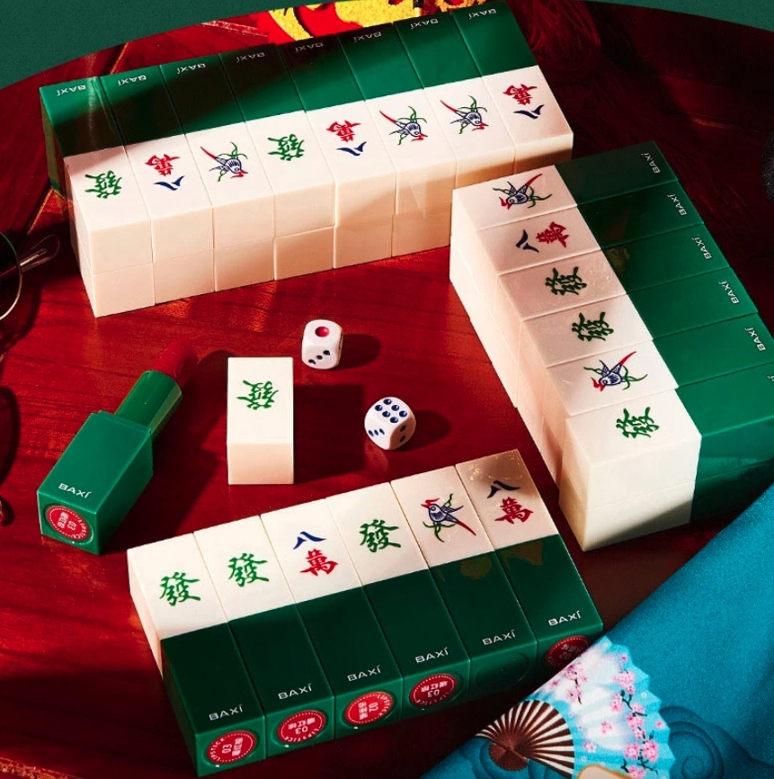 除了讓人眼前一亮的麻雀眼影外,竟然還有讓人意想不到的麻雀唇膏?