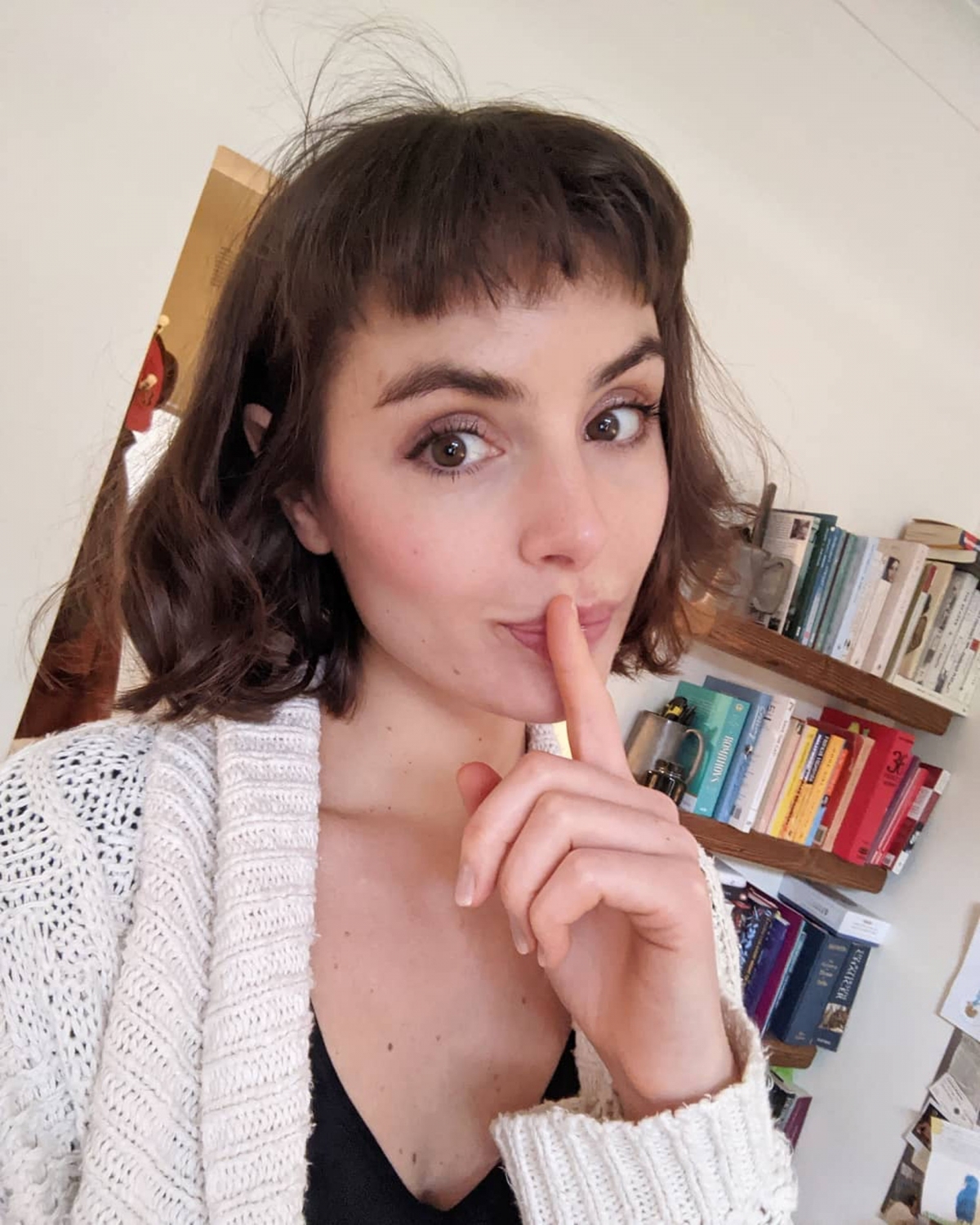頂著一顆冬菇頭的 Genevieve,演的並不是乖巧甜美可人的角色