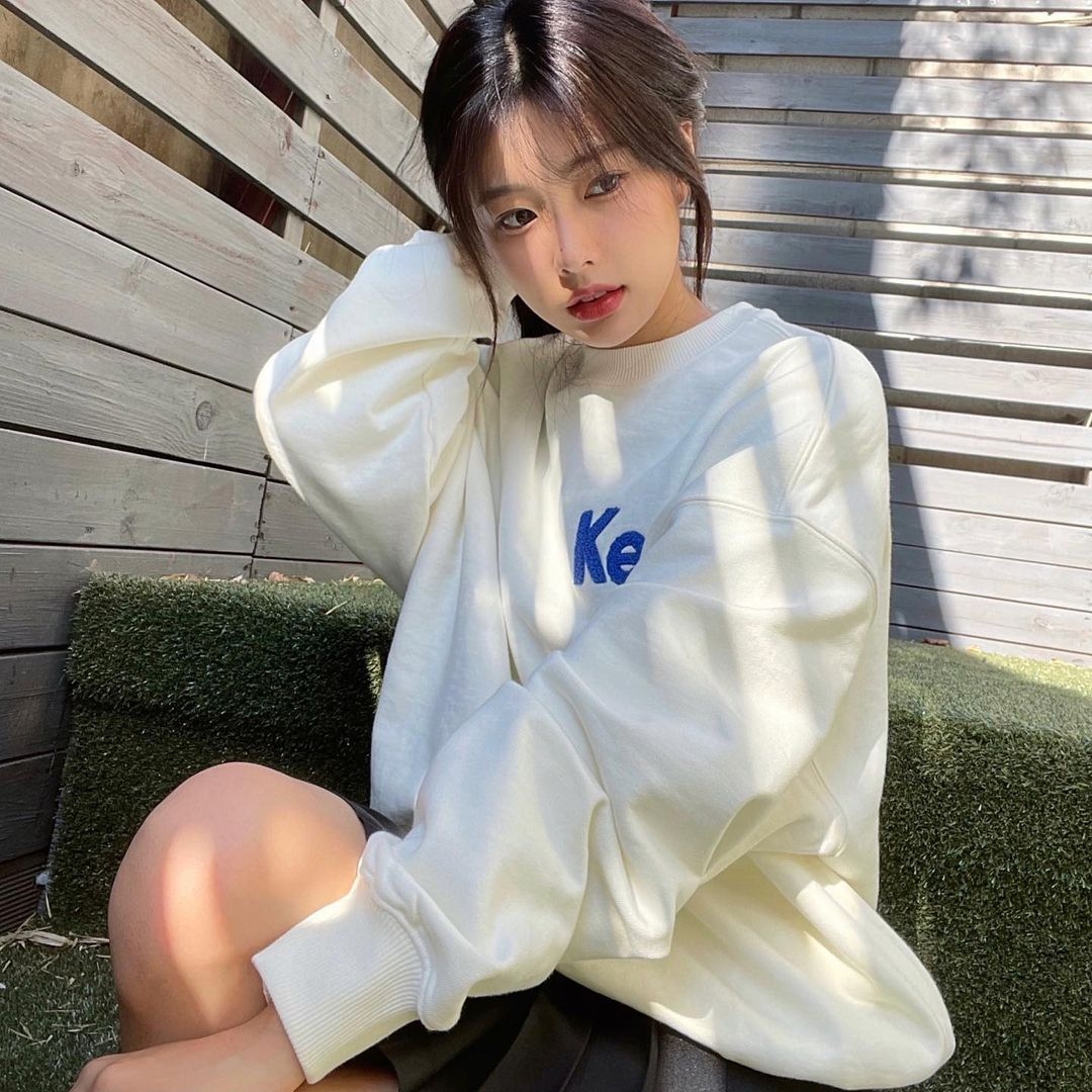 一件簡單款式的衛衣便能配搭出不同形象~