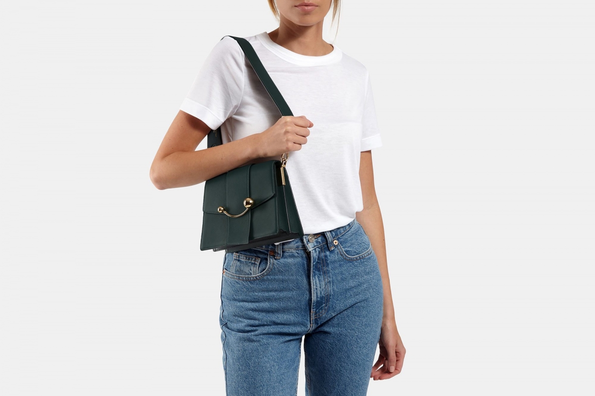 如果你正在尋找一個上班適合的手袋款,這個 Box Crescent 絕對不會令你失望!簡約大氣的設計配上正方袋型,不但予人一種知性可靠的感覺,背上更十分有氣場!