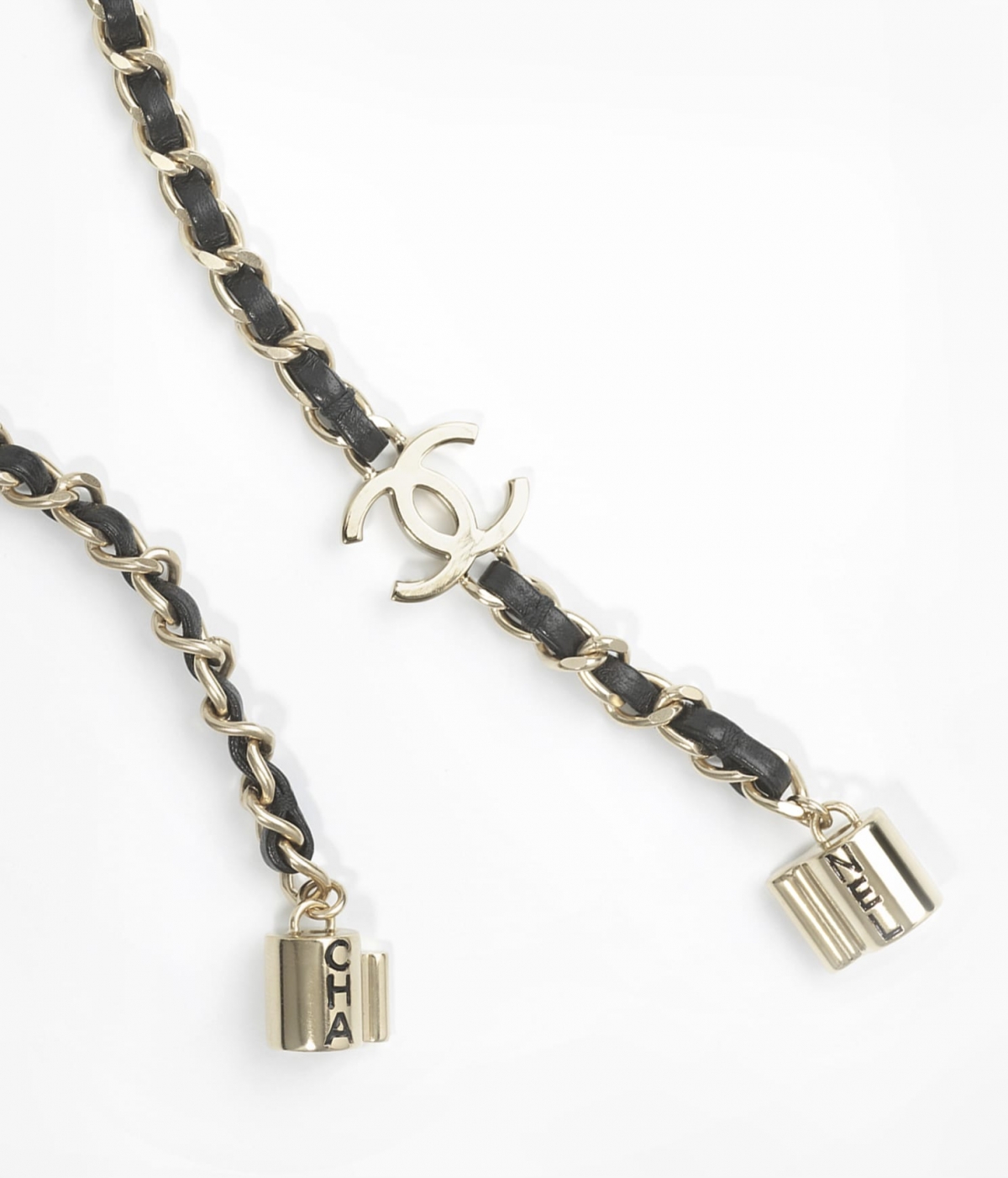 兩邊尾端可以扣在一起變成「CHANEL」