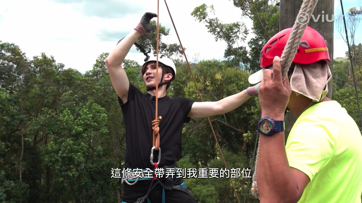 當Anson Lo準備在半空慢慢下降著地時慘被安全繩勒到重要部位!
