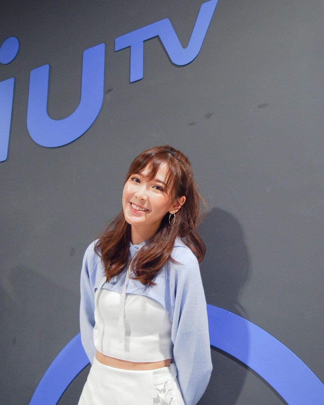 而余香凝細妹余潔滢(Zoe)早前就因為與 Mirror 成員 Tiger(邱傲然)傳緋聞而獲得不少關注!