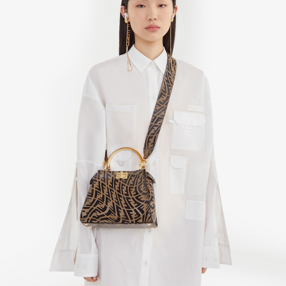 垂落在耳邊的FENDI Logo十分搶眼！