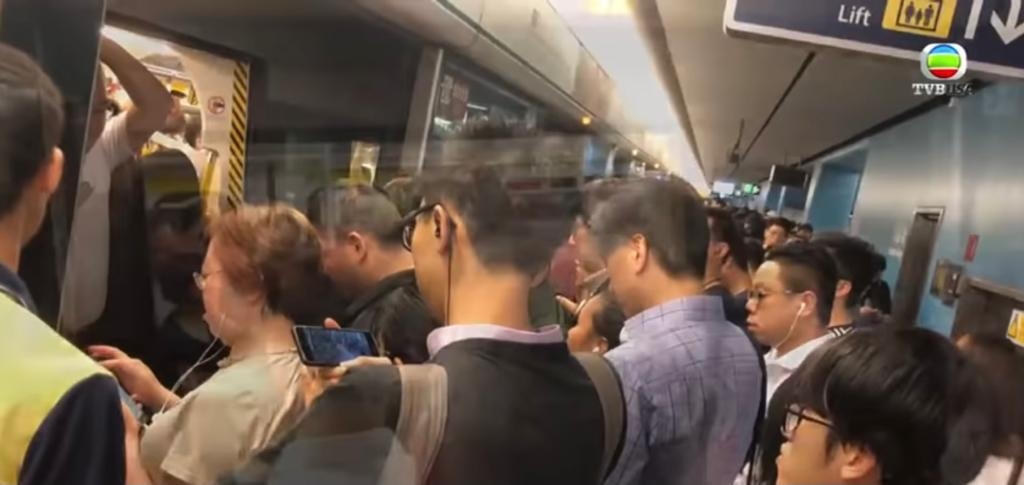 「嘟嘟嘟嘟嘟」響起還衝入車廂