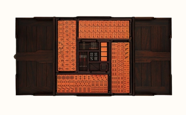 每隻麻雀都以實心紅木配以Hermès手袋經常用到的Swift小牛皮製作~