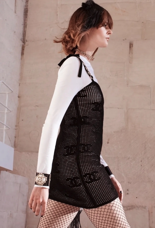這款 CHANEL 「假髮頭飾」除了在設計上有種令人不明所以的感覺外,不少網民更十分關注它的用法!