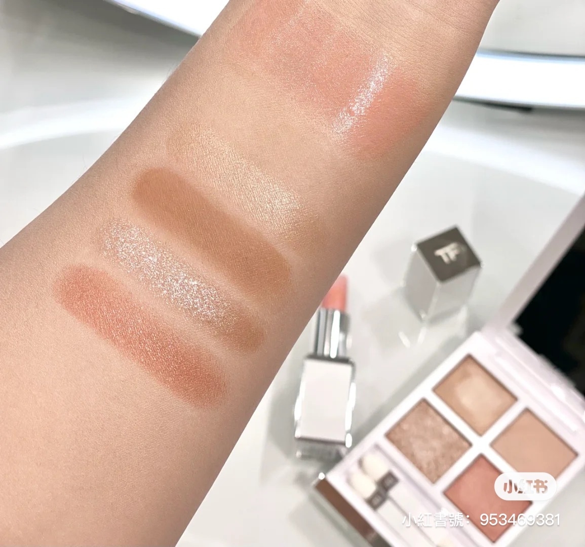 TOM FORD BEAUTY Soleil Neige Eye Color Quad #Naked Pink,將陽光折射瑞雪下的美境呈現於眼影盤上。