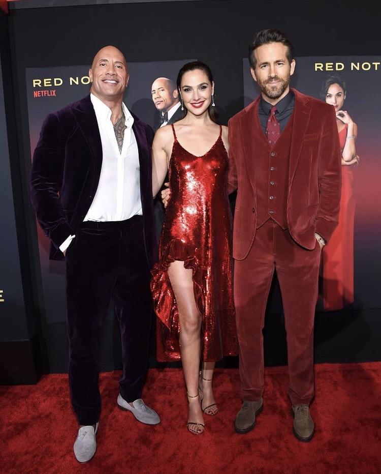 近日聯同Dwayne Johnson和Ryan Reynolds兩位巨星主演Netflix新片《紅色追緝令》~