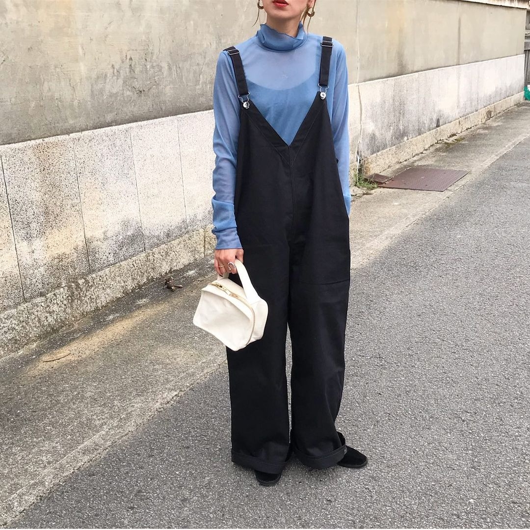 嘗試搭配透膚的高領上衣呈現出另一種感覺~